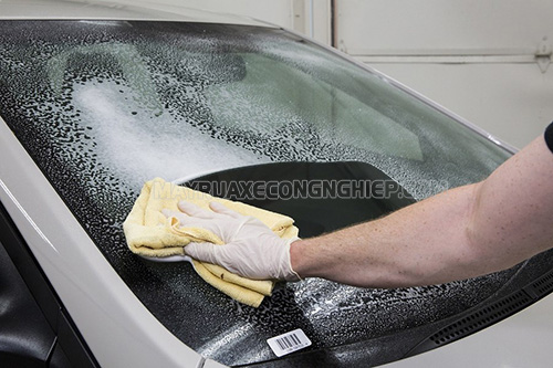 Rửa xe ô tô không cần nước phù hợp với những chiếc xe bị bám bẩn ít