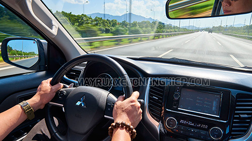 Lái thử để đánh giá xem xe ô tô có từng bị thủy kích hay không