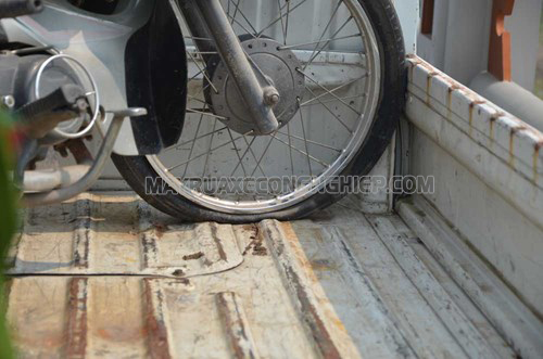 Xe hết hơi cũng là nguyên nhân dẫn đến xe máy bị rung tay lái