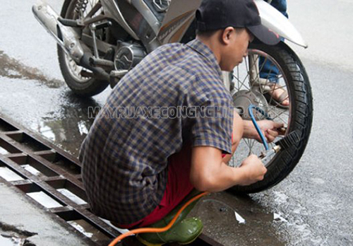 Bơm hơi cho xe là một cách để giải quyết vấn đề xe máy bị rung tay lái