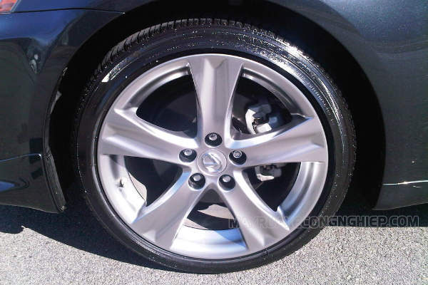 Xịt bóng lốp xe bằng dung dịch chuyên dụng
