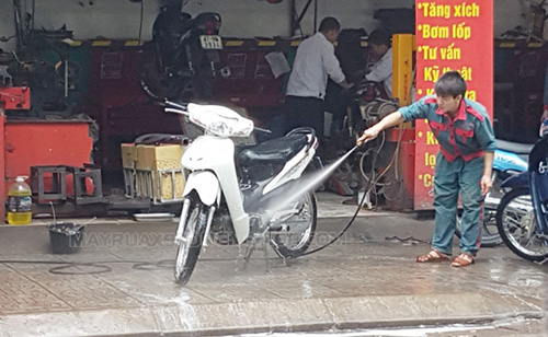 Rửa xe tại cửa hàng dịch vụ chuyên nghiệp