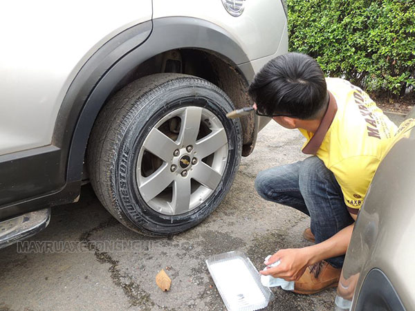 Vệ sinh lốp xe trước khi làm bóng