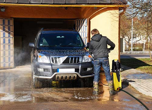 Rửa xe ô tô bằng máy rửa xe cao áp là lựa chọn của nhiều người hiện nay