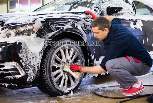 Khi rửa xe ô tô, người dùng cần chuẩn bị đầy đủ các dụng cụ, thiết bị cần thiết
