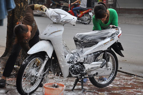 Rửa xe máy đơn giản tại nhà