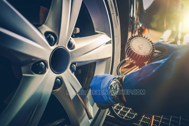Cách bơm lốp xe ô tô