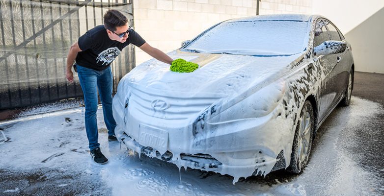 Rửa xe bằng bình bọt tuyết