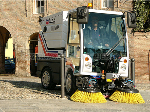 Thiết bị máy quét đường giúp công việc dọn dẹp đường phố trở lên dễ dàng hơn