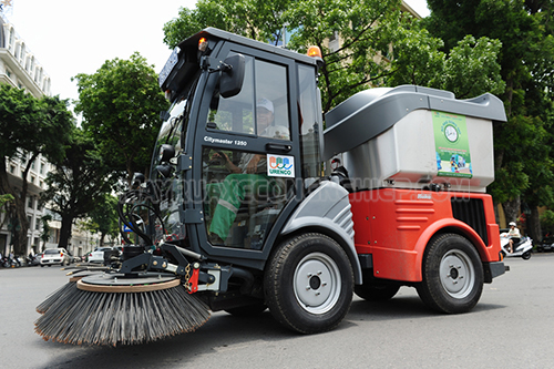 Các máy quét rác công nghiệp được sử dụng trên các đường phố