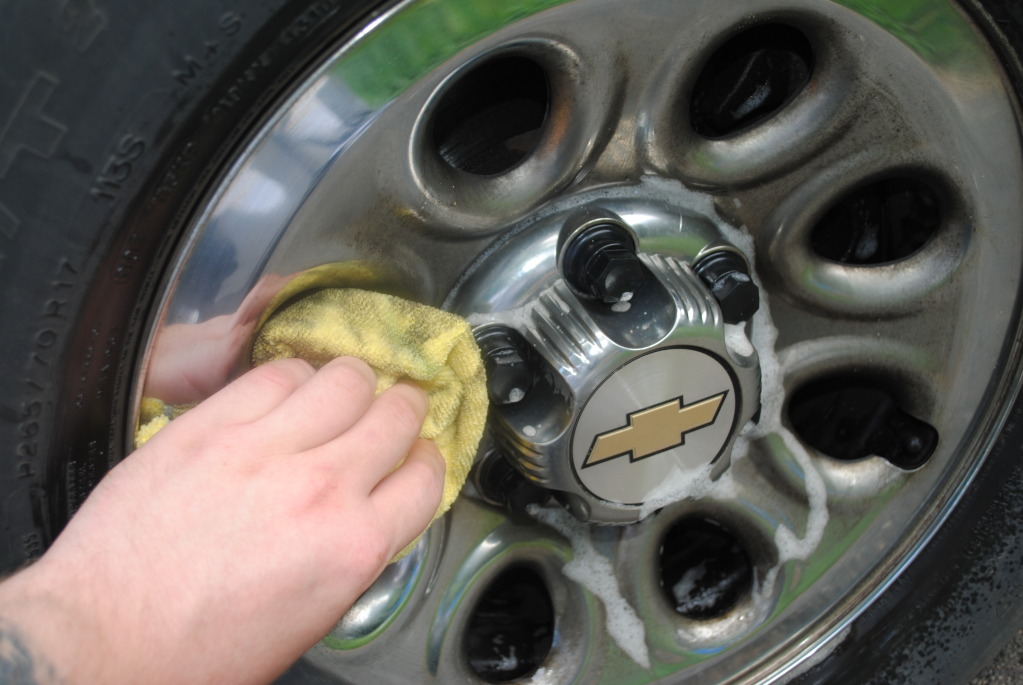 lam_sach_danh_bong_vanh_xe_o_to_xe_hoi_