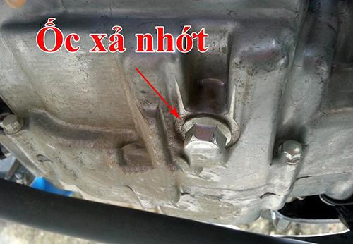 Xe máy bị tuột ống xả nhớt