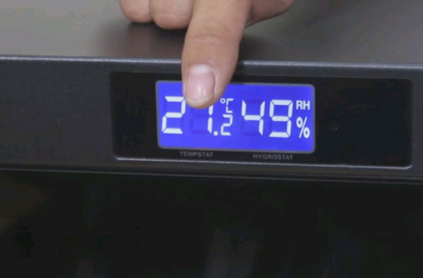 Đèn báo nhiệt độ và độ ẩm tại thời điểm bên trong tủ
