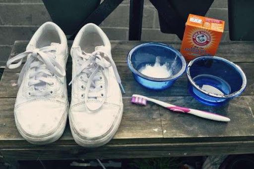 Làm sạch giày bằng Baking Soda và giấm