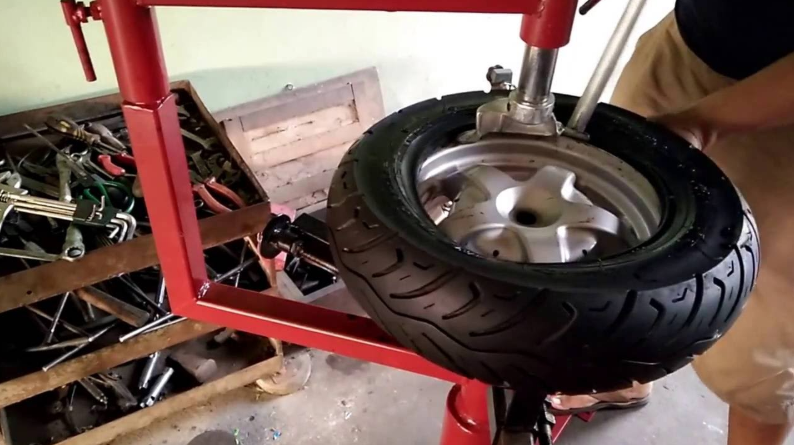 So sánh máy ra vào lốp tự chế