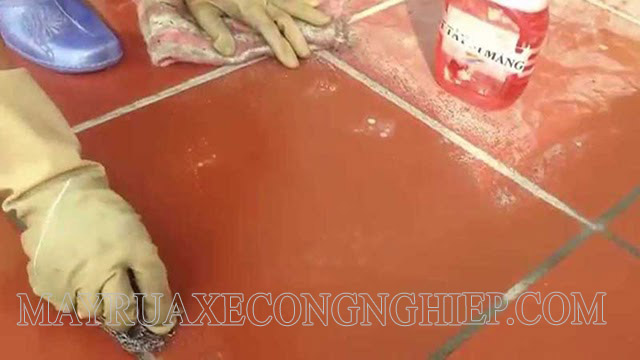 Tẩy vết sơn trên nền gạch đỏ