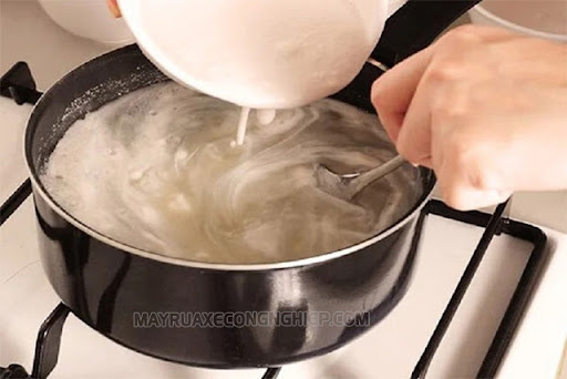 Nấu thạch từ bột rau câu, nước và đường kính trắng
