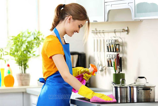 Sử dụng hóa chất vệ sinh mặt bếp từ chuyên dụng để làm sạch hiệu quả hơn