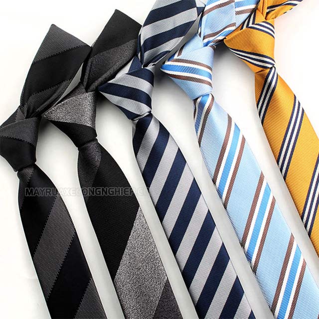 Lựa chọn cà vạt có họa tiết, màu sắc phù hợp độ tuổi người nhận