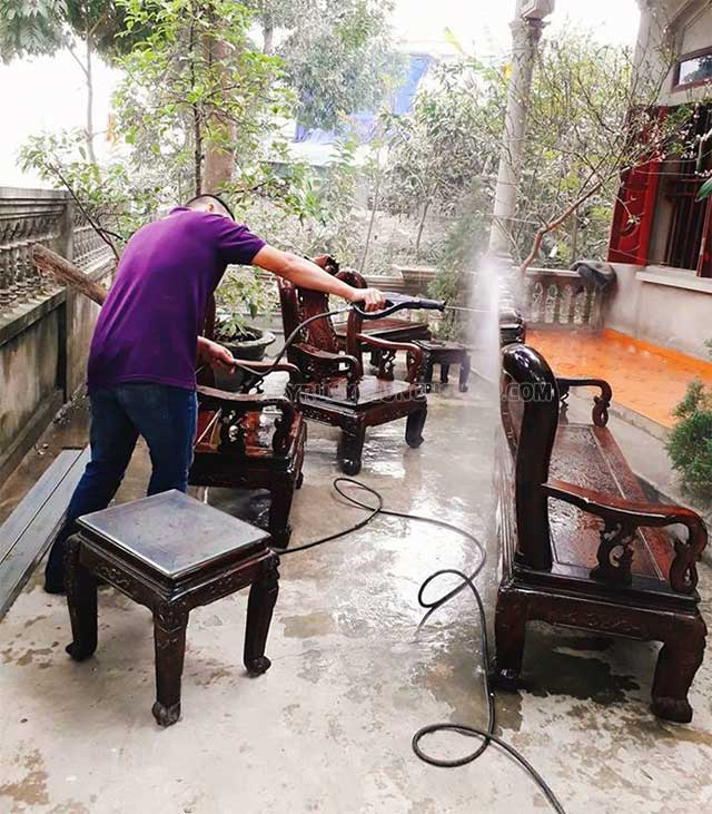 Sử dụng máy rửa xe cao áp để vệ sinh bàn ghế gỗ